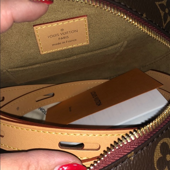 Louis Vuitton cross body - Picture 6 of 8